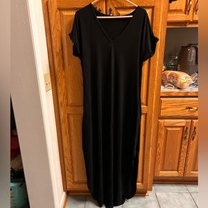 Amazon women’s black v neck short sleeve maxi dress with side slits, size med